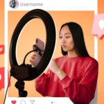 Chica influencer realizando un video con el móvil para sus redes sociales