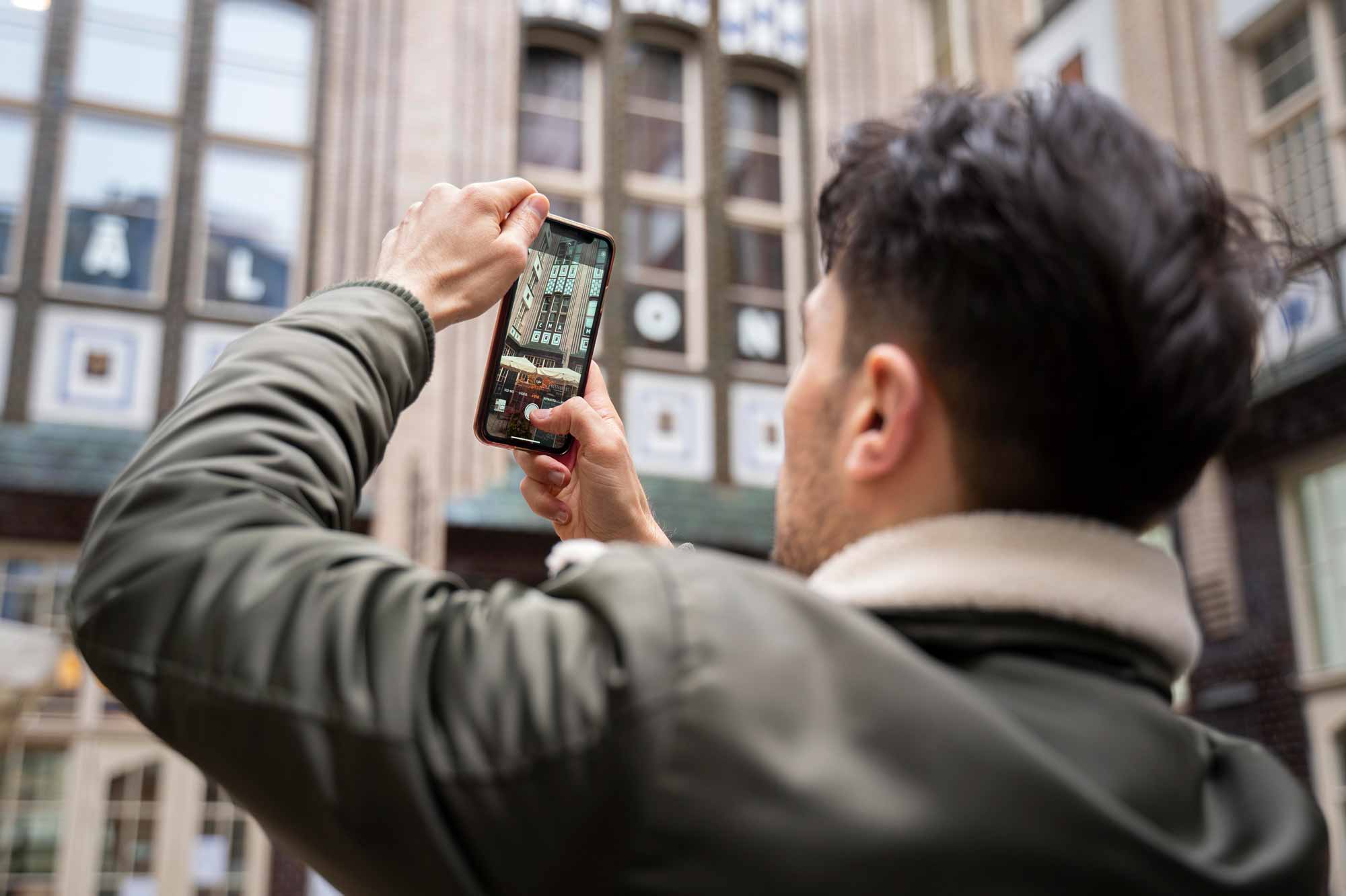 chico sacando una foto para buscar por Google lens