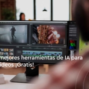 Persona editando video en un ordenador con varias clipas a la vez