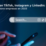 Persona usando su teléfono para realizar una búsqueda en internet