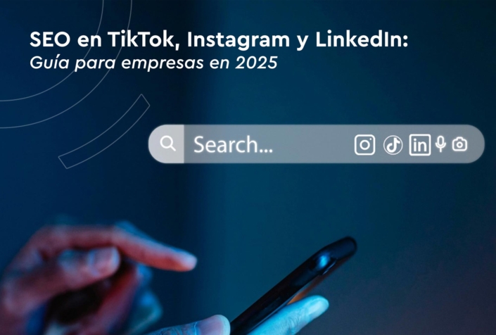 Persona usando su teléfono para realizar una búsqueda en internet