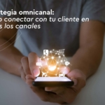 persona utilizando el móvil
