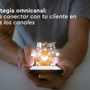 persona utilizando el móvil